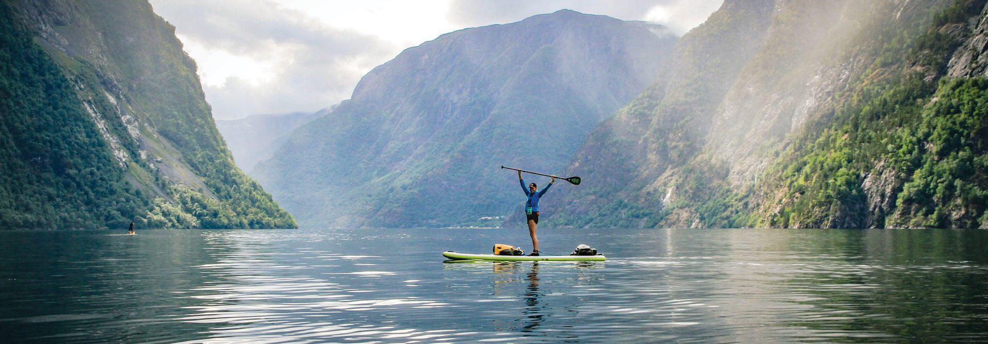 top-10-epickych-sup-destinacii-neonmars-paddleboard-norsko-fjord